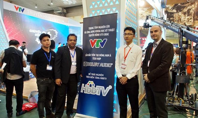 Đại diện Dolby và đại diện VTV-BRAC tại triển lãm Telefilm 2016
