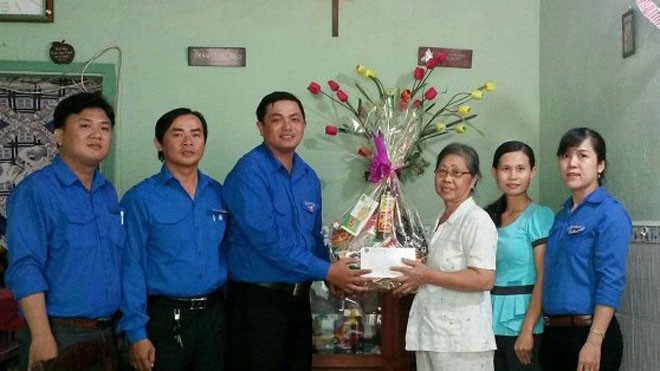 ĐVTN Đoàn khối doanh nghiệp thành phố Cần Thơ tặng quà cho gia đình chính sách