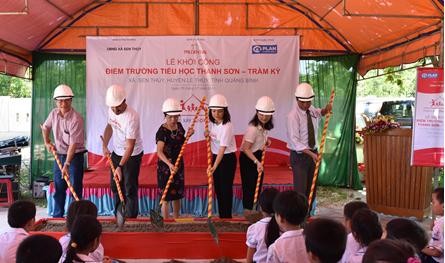 Các đại biểu tại buổi lễ khởi công công trình “Xây mới điểm trường Tiểu Học Thanh Sơn – Trầm Kỳ, xã Sen Thủy, huyện Lệ Thủy, tỉnh Quảng Bình”