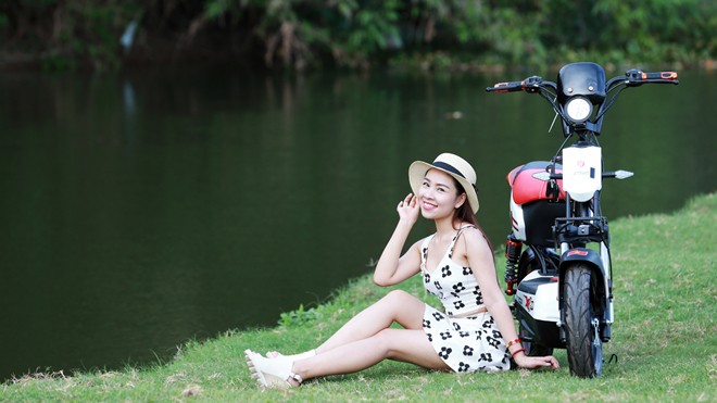 Hệ thống bán lẻ xedapdien.com tại Hà Nội vừa cho ra mắt một loạt sản phẩm xe đạp, xe máy điện chống nước mang phong cách kiểu dáng đẹp mắt, phù hợp với các lứa tuổi.
