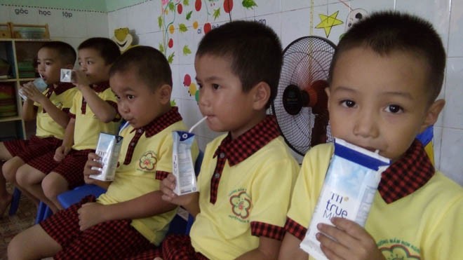 Trẻ em trường mầm non xã Nghĩa Hội (huyện Nghĩa Đàn, Nghệ An) uống sữa học đường TH school milk trong bữa xế tại trường.
