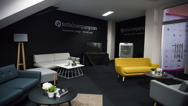 Phòng chờ dành cho khách mời hạng vé bạch kim được ban tổ chức bố trí ghế Sofa mang phong cách Scandinavian. Đơn giản nhưng vẫn rất tao nhã và đặc biệt thu hút.