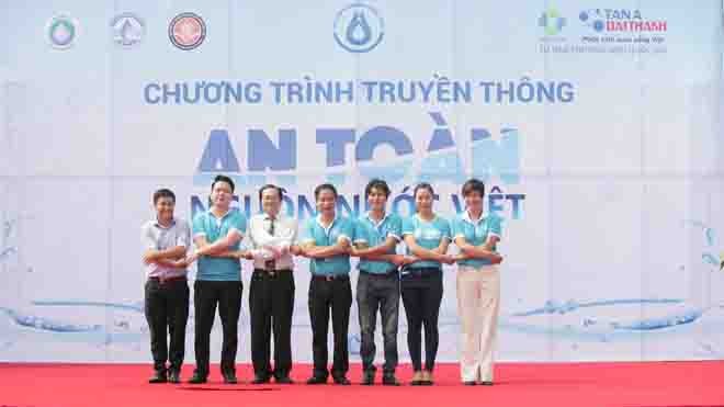 Đại diện các bên liên quan cùng bắt chéo tay cam kết cùng hành động thực hiện các giải pháp hướng đến “An toàn nguồn nước Việt”