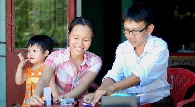 Hai vợ chồng hai vợ chồng thầy cô giáo Thái Ngọc Ánh và Nguyễn Xuân Hiền đang tham gia chương trình Tri Thức Trẻ Vì Giáo Dục. Nguồn: báo Tuổi Trẻ.