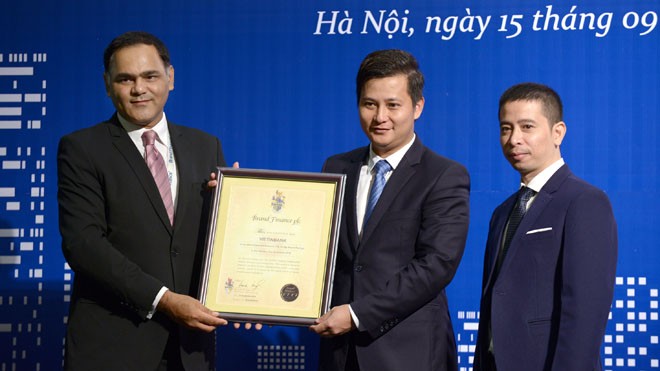 Phó tổng giám đốc Trần Công Quỳnh Lân (đứng giữa) đại diện VietinBank nhận Giải thưởng thương hiệu tăng trưởng mạnh nhất trong Top 10 (xét trên Chỉ số sức mạnh thương hiệu)