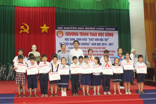 Chủ tịch UBND huyện Long Thành trao học bổng cho các em học sinh