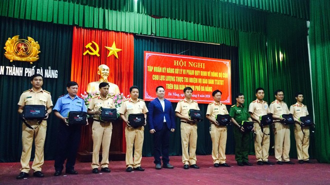 10 máy xử lý vi phạm nồng độ cồn được Grab tặng cho lực lượng Cảnh sát giao thông và Thanh tra giao thôn TP Đà Nẵng trong buổi tập huấn