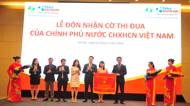 Ban lãnh đạo Tập đoàn Tân Á Đại Thành vinh dự đón nhận cờ thi đua của Chính phủ nước CHXHCN Việt Nam