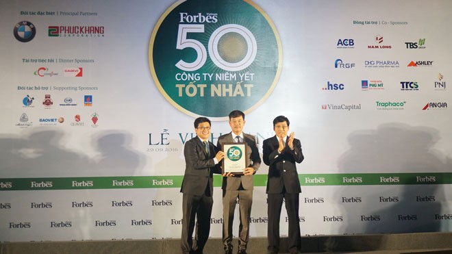 Ông Lê Cự Tân, Chủ tịch HĐQT PVFCCo nhận giải thưởng “Top 50 công ty niêm yết tốt nhất Việt Nam” PVFCCo