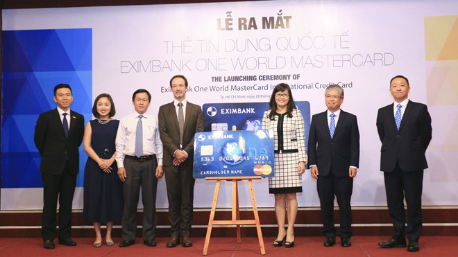 Bà Đinh Thị Thu Thảo – Phó Tổng Giám đốc Eximbank (Thứ 3 từ phải qua) và ông Arn Vogels – Trưởng đại diện MasterCard khu vực Đông Dương (Thứ 4 từ phải qua) trong buổi lễ ra mắt.