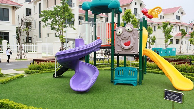 Một góc sân chơi trẻ em trong khuôn viên công cộng 