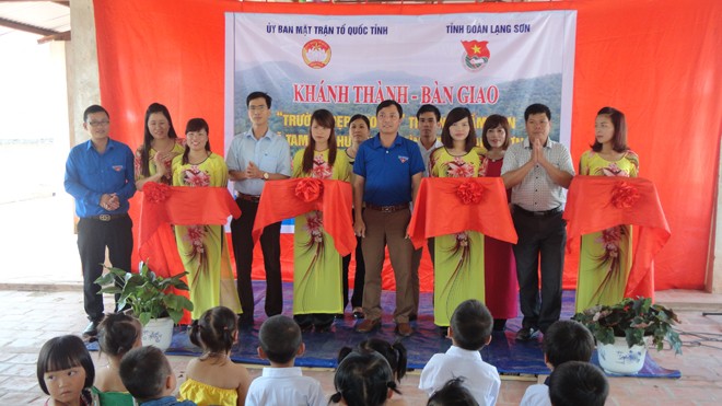 Cắt băng khánh thành “Trường đẹp cho em” trường Mầm Non xã Tam Gia, huyện Lộc Bình