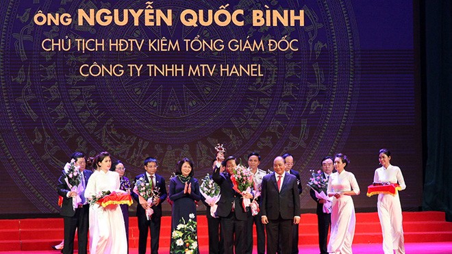 Chủ tịch HĐTV, Tổng giám đốc Công ty TNHH MTV Hanel - TS Nguyễn Quốc Bình nhận Cúp Thánh Gióng 2016.