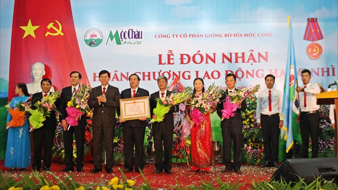 Tập thể Công ty CP Giống bò sữa Mộc Châu đón nhận Huân chương Lao động Hạng Nhì của Chủ tịch nước trao tặng.