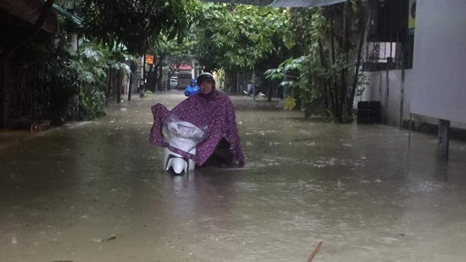 Thành phố Vinh ngập sâu, nước tràn vào nhà dân