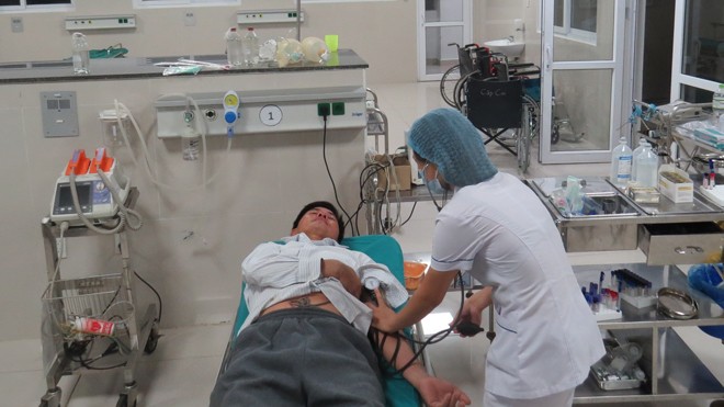 Các thuyền viên được sơ cấp cứu tại bệnh viện Việt Nam – Cu Ba Đồng Hới