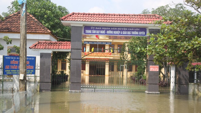 Nhiều trường học vẫn còn ngập sâu trong nước lũ.
