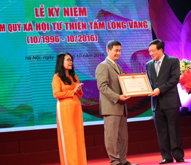 Ông Trần Duy Phương - Tổng Biên tập Báo Lao Động và bà Phạm Thị Hồng Chung - PV Báo Lao Động vinh dự được nhận Huân chương Lao động hạng 3