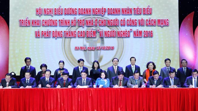 Các đồng chí lãnh đạo Đảng, Nhà nước và TP Hà Nội chứng kiến lễ ký kết về việc triển khai thực hiện, hoàn thành chương trình hỗ trợ, xây dựng, sửa chữa nhà ở cho người có công với cách mạng