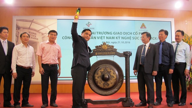 Ông Nguyễn Phúc Khoa, Phó Tổng Giám đốc Tổng Công ty Thương mại Sài Gòn, Chủ tịch HĐQT Vissan cùng lãnh đạo công ty thực hiện lễ đánh cồng khai trương cổ phiếu VSN trên sàn Upcom.