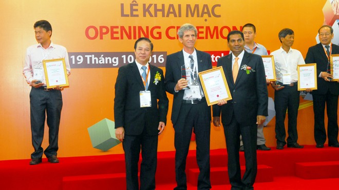 Ông Tal Cohen- Tổng phụ trách kỹ thuật trang trại TH (đứng giữa) nhận Giải thưởng ngày 19/10.