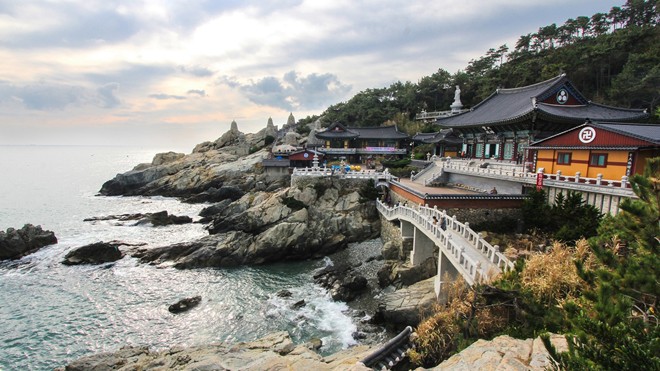 Đến Busan, hầu hết du khách đều muốn ghé thăm Haedong Yonggungsa, ngôi chùa xinh đẹp được xây dựng vào triều đại Goryeo nằm ở đông bắc thành phố. Người ta tin rằng, những mơ ước của du khách sẽ trở thành hiện thực khi nguyện cầu tại đây. Ảnh: shutterstock