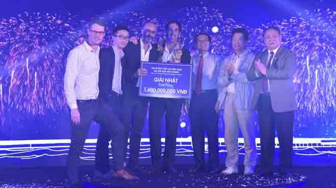 Ông Lê Phước Vũ, Chủ tịch tập đoàn Hoa Sen cùng lãnh đạo UBND tỉnh Bình Định trao giải nhất cho Công ty Group8Asia (Thụy Sỹ)