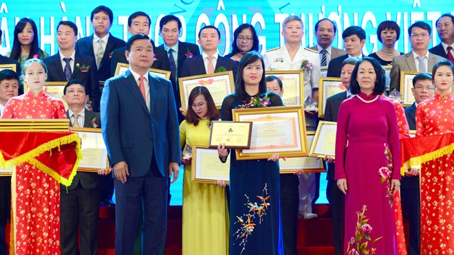 Bà Lê Như Hoa đón nhận Bằng khen của Thủ tướng Chính phủ và Giải thưởng “Doanh nghiệp vì Người lao động” năm 2016