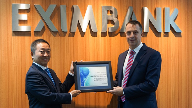 Ông Masashi Mochizuki – Phó Tổng Giám đốc Eximbank (bên trái) nhận giải thưởng từ JPMorgan Chase