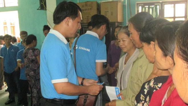 Ông Nguyễn Quang Triết – Đại diện Eximbank trao quà cho bà con tại Ủy Ban Nhân Dân Xã Quảng Văn – Quảng Bình.