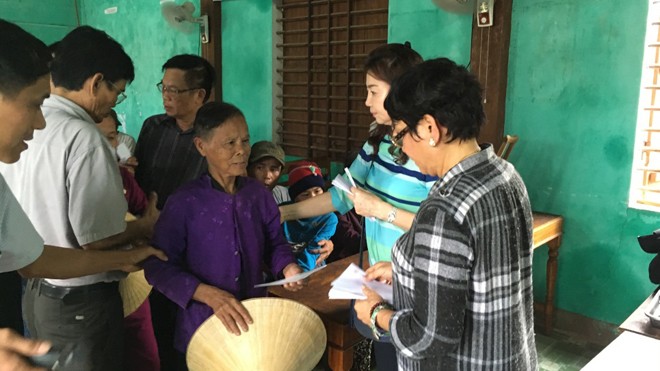 Đại diện đoàn từ thiện gửi phần quà cho người dân địa phương vùng rốn lũ tỉnh Quảng Bình.