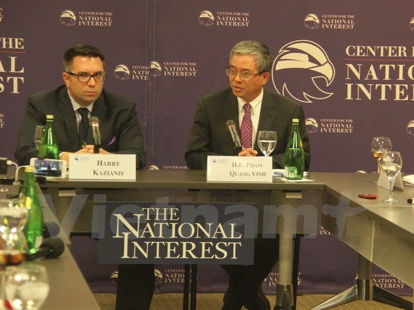 Đại sứ Việt Nam tại Mỹ Phạm Quang Vinh (phải) tại buổi nói chuyện. Ảnh: Vietnam+