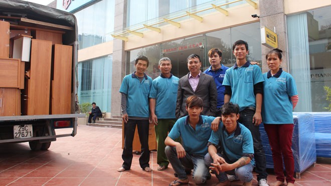 Tập thể lãnh đạo và nhân viên công ty kinh doanh vận tải Mai Linh