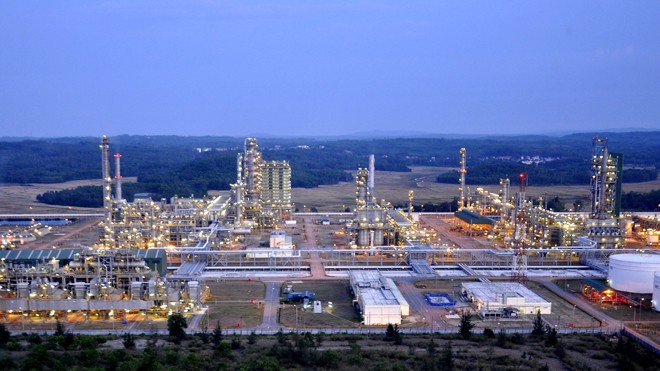Nhà máy lọc dầu Dung Quất – một trong những nhà máy khâu sau của ngành dầu khí.