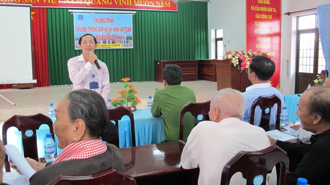Ông Nguyễn Quang Khải, Trưởng phòng An toàn – Môi trường Công ty KĐN chia sẻ thông tin với người dân xã Tân Hải