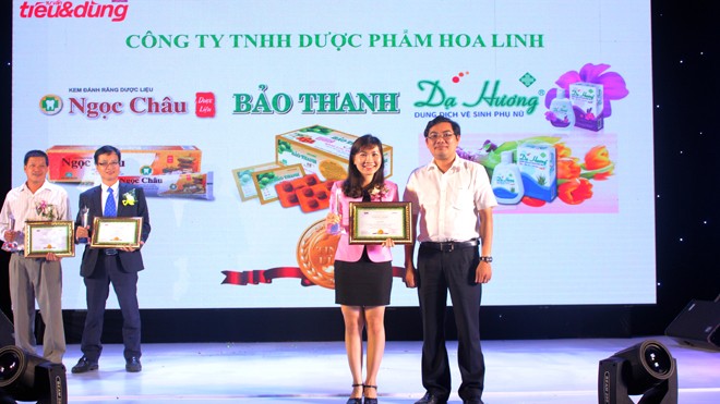 Đại diện công ty Dược phẩm Hoa Linh tại buổi lễ tôn vinh