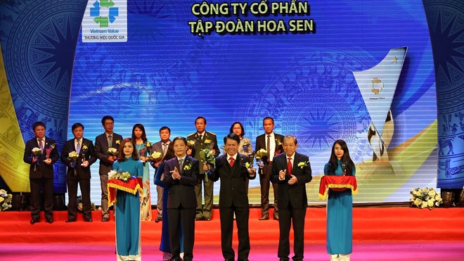 Phó Thủ tướng Trương Hòa Bình và Bộ trưởng Công Thương Trần Tuấn Anh trao chứng nhận doanh nghiệp có sản phẩm đạt Thương hiệu Quốc gia 2016 cho ông Vũ Văn Thanh - Phó TGĐ Tập đoàn Hoa Sen.
