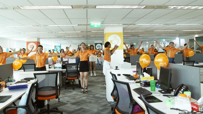 Dưới sự hướng dẫn của rocker Phạm Anh Khoa, các nhân viên FWD đã làm nên màn trình diễn flashmob sôi động