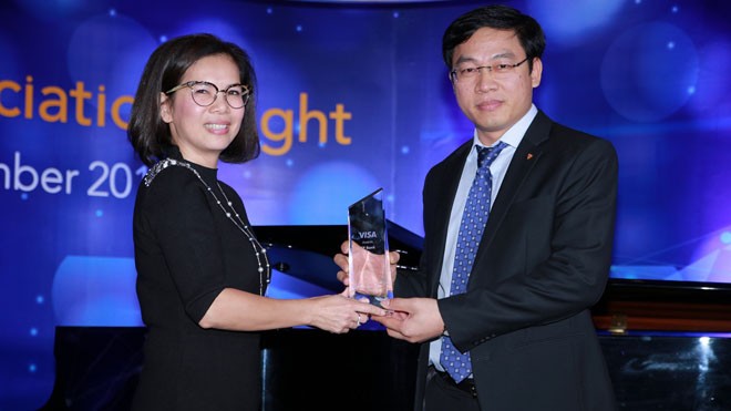 Ông Đinh Văn Chiến Phó Tổng Giám đốc - Giám đốc Khối Ngân hàng cá nhân của TPBank thay mặt Ngân hàng nhận giải thưởng từ Visa