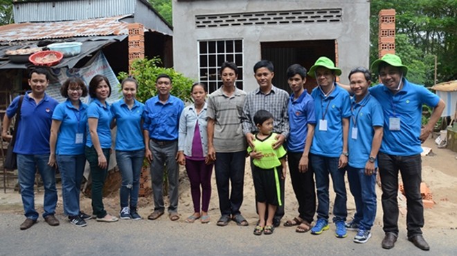 Đại diện Tập đoàn Novaland chứng kiến Nhà nhân ái chuẩn bị bàn giao cho gia đình anh Phạm Văn Nhựt tại xã Long Khánh A, huyện Hồng Ngự