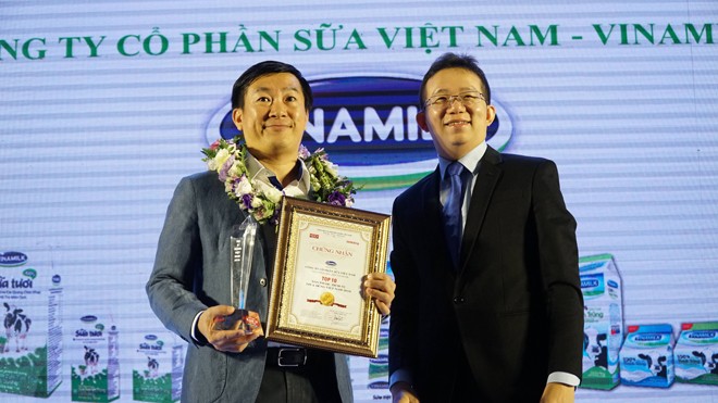 Ông Đỗ Thanh Tuấn – Trưởng bộ phận Đối ngoại Vinamilk đại diện công ty nhận giải thưởng Top 10 Tin và Dùng 