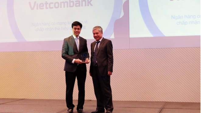 Ông Huỳnh Song Hào – Trưởng Văn phòng đại diện phía Nam Vietcombank (bên trái), đại diện cho Vietcombank nhận Giải thưởng “Ngân hàng có mạng lưới đơn vị chấp nhận thẻ hiệu quả nhất”. Ảnh: Nguyễn Đức Minh
