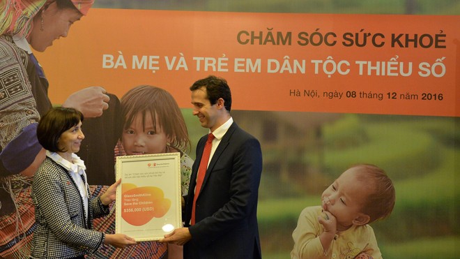 Ông James Strenner, Trưởng VPĐD GSK tại Việt Nam trao tài trợ cho bà Dragana Strinic, Giám đốc Quốc gia tổ chức Save the Children.