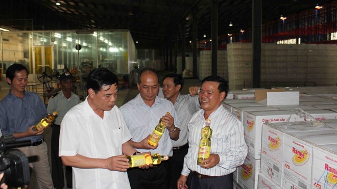 Bộ trưởng Nguyễn Xuân Cường (trái) khảo sát dây chuyền dầu ăn cao cấp Ranee