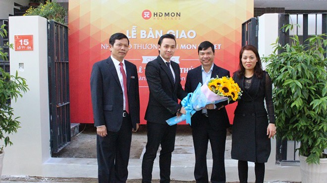 Lãnh đạo HD Mon Holdings tặng hoa chúc mừng gia đình chị Thủy nhận nhà mới