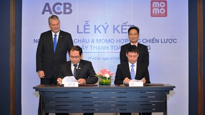 Đại diện MoMo và ACB ký kết hợp tác chiến lược sáng 5/1.