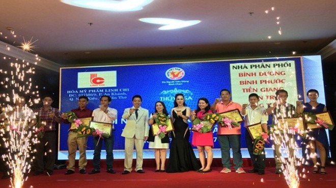 Ông Hồ Thanh Nhanh và bà Huỳnh Thị Mỹ Hiền cùng nhà phân phối các tỉnh nâng ly chúc mừng hội nghị.