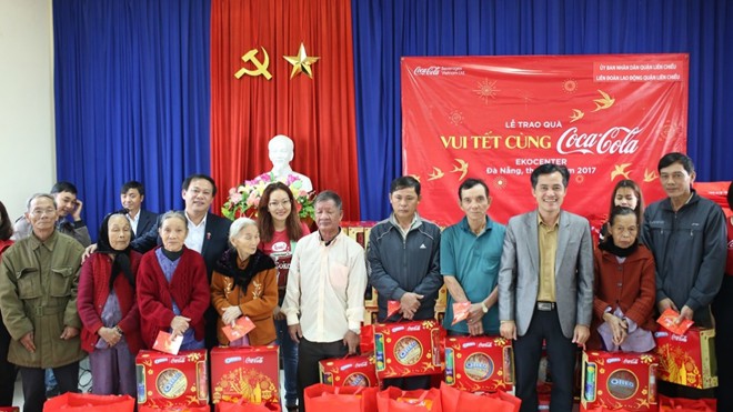 Các gia đình có hoàn cảnh kém may mắn thuộc quận Liên Chiểu, Đà Nẵng được đại diện chính quyền địa phương trao quà Tết ý nghĩa.