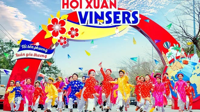 Hội Xuân Vinsers 2017 với chủ đề “Tết bốn phương - Xuân yêu thương” vừa được tổ chức tại Hà Nội với sự tham dự của hàng nghìn phụ huynh và học sinh.