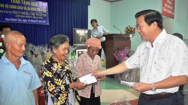 Ông Phạm Văn Rạnh, Bí thư tỉnh ủy – Chủ tịch HĐND Long An trao tặng quà cho người dân huyện Đức Hòa.